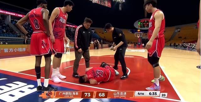 世界杯客户端下载安装-广州战胜山东却迎噩耗：郭艾伦重伤离场，昔日第一控卫该退役了